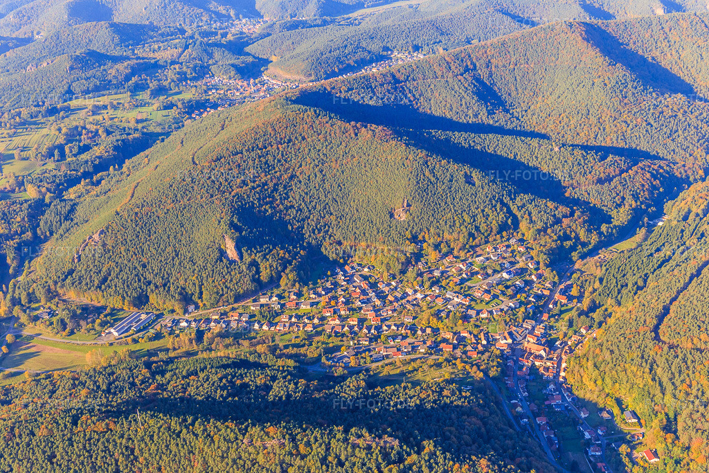Luftbild: Dorfansicht im Pfälzerwald aus Süden in Lug im Bundesland Rheinland-Pfalz in Deutschland. Foto: IMG_104025.jpg vom 14.10.2017 durch Werner Riehm/FLY-FOTO.de