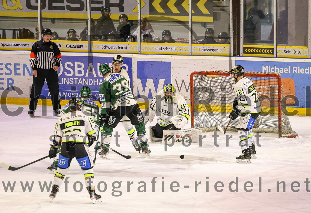 2024-02-02_065_TSV_Erding_gegen_ERSC_Amberg | Erding, Deutschland, 02.02.2024:
Eishockey, Bayernliga Vorrunde 2023 / 2024, 30. Spieltag, TSV Erding gegen ERSC Amberg, Endergebnis: 1:0

Petr Pohl (Erding Gladiators, #55), Thomas Plihal (Erding Gladiators, #39), Torwart Timon Bätge (ERSC Amberg, #31), Andreas Pielmeier (ERSC Amberg, #72)

Foto: Christian Riedel / fotografie-riedel.net