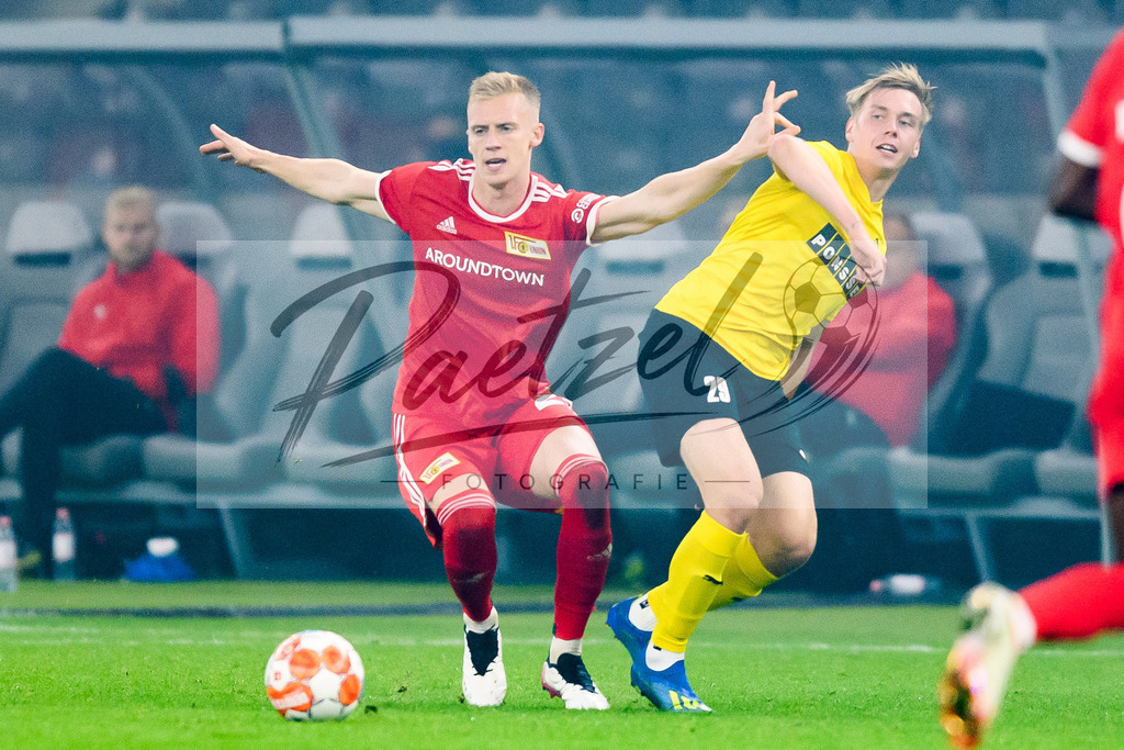 FCUKUO20210826_033 | Fussball, Herren: Tymoteusz Puchacz (1.FC Union Berlin) und Santeri Haarala (Kuopion PS) im Zweikampf beim Spiel der UEFA Conference League zwischen 1. FC Union Berlin und Kuopion PS im Olympiastadion am 26.08.2021 in Berlin, Deutschland. - Realisiert mit Pictrs.com