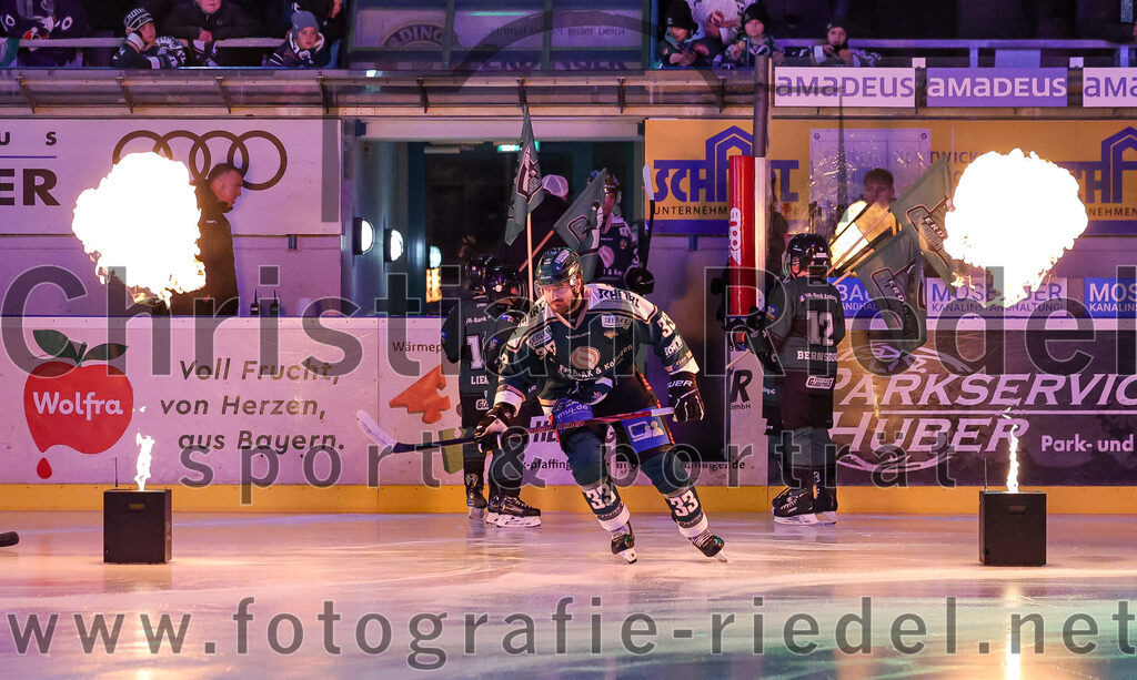 2025-12-23_021_TSV_Erding_gegen_Heilbronner_Falken | Erding, Deutschland, 23.12.2025:Eishockey, Oberliga Süd 2025 / 2026, 29. Spieltag, TSV Erding gegen Heilbronner Falken, Endergebnis: 5:4Marc Schmidpeter (Erding Gladiators, #33)Foto: Christian Riedel / fotografie-riedel.net