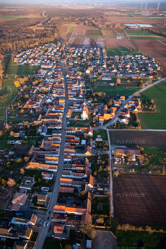 Luftbild: Hauptstraße in Freisbach im Bundesland Rheinland-Pfalz in Deutschland. – Foto: IMG_135885.jpg vom 18.01.2023 durch Werner Riehm/FLY-FOTO.de – Auflösung des Originals: 3648 x 5472 px – Freisbach