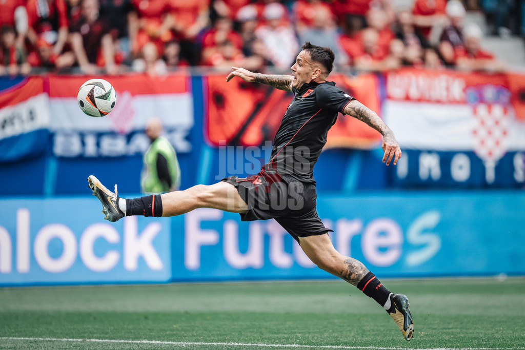 Fußball | Herren | UEFA-Fußball-Europameisterschaft 2024 | Gruppe B | Kroatien vs. Albanien | 19.06.2024 | Qazim Laci (#14, Albanien) kommt nicht an diesen Ball