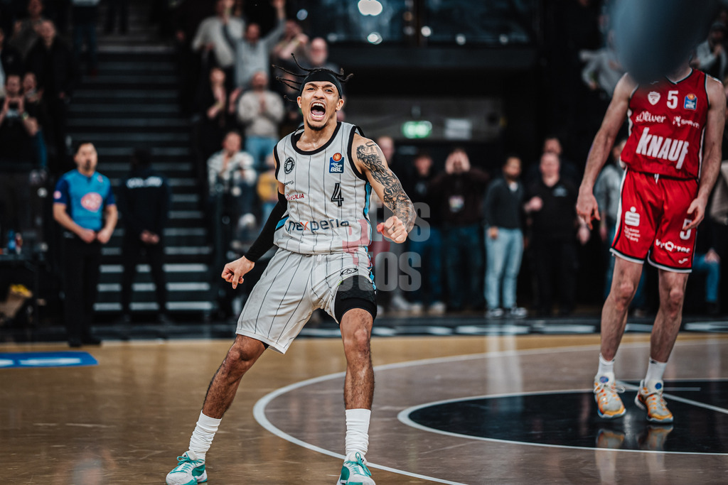 Basketball | Männer | Saison 2024/2025 | easyCredit Basketball Bundesliga | 18. Spieltag | Veolia Towers Hamburg vs. FIT/One Würzburg Baskets | 26.01.2025 | Jaizec Lottie (#4, Veolia Towers Hamburg) jubelt nach dem Sieg