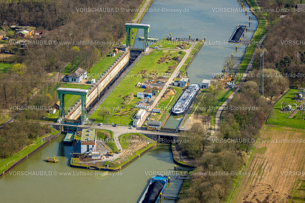 Huenxe240309973 | Luftbild, Schleuse Hünxe am Wesel-Datteln-Kanal mit Frachtschiff, Hünxe, Nordrhein-Westfalen, Deutschland