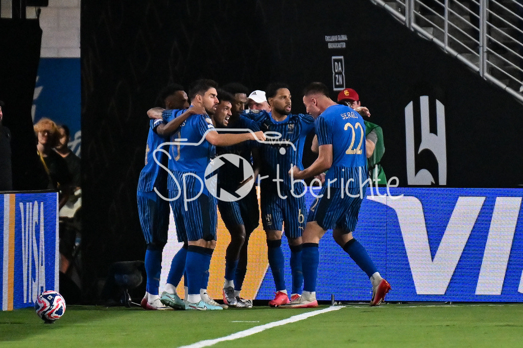 Manchester City - Al-Hilal SFC | Jubel von Al-Hilal nach dem Treffer zum 1-1 Ausgleich durch Marcos LEONARDO (Al-Hilal 11) / Tor / Torschuetze / Freude / Happy / FIFA Club World Cup: Manchester City - Al-Hilal SFC, Camping World Stadium am 30.06.2025 / NOT FOR SALE IN USA