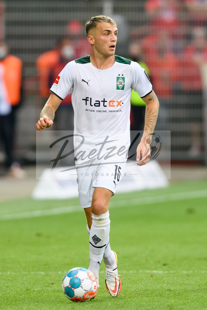 FCUBMG20210829_234 | Fussball, Herren: Jordan Beyer (Borussia Moenchengladbach) in Aktion, am Ball, Einzelaktion beim Spiel der 1. Bundesliga zwischen 1. FC Union Berlin und Borussia Moenchengladbach im Stadion An der Alten Foersterei am 29.08.2021 in Berlin, Deutschland. - Realisiert mit Pictrs.com