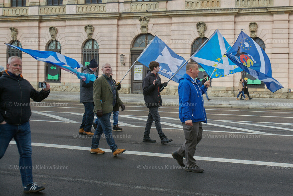 #IndyBerlin23 - Demonstration für schottische Unabhängigkeit | Rund 60 Personen ziehen am 11.03.2023 mit einer Demonstration vom Brandenburger Tor an der Britischen Botschaft vorbei zum Roten Rathaus, um die Unabhängigkeit Schottlands zu fordern.

On March 11, 2023, approx. 60 people rally in support of the Scottish independence, marching from Brandenburg Gate via the British Embassy to the Red Town Hall.  - Realisiert mit Pictrs.com