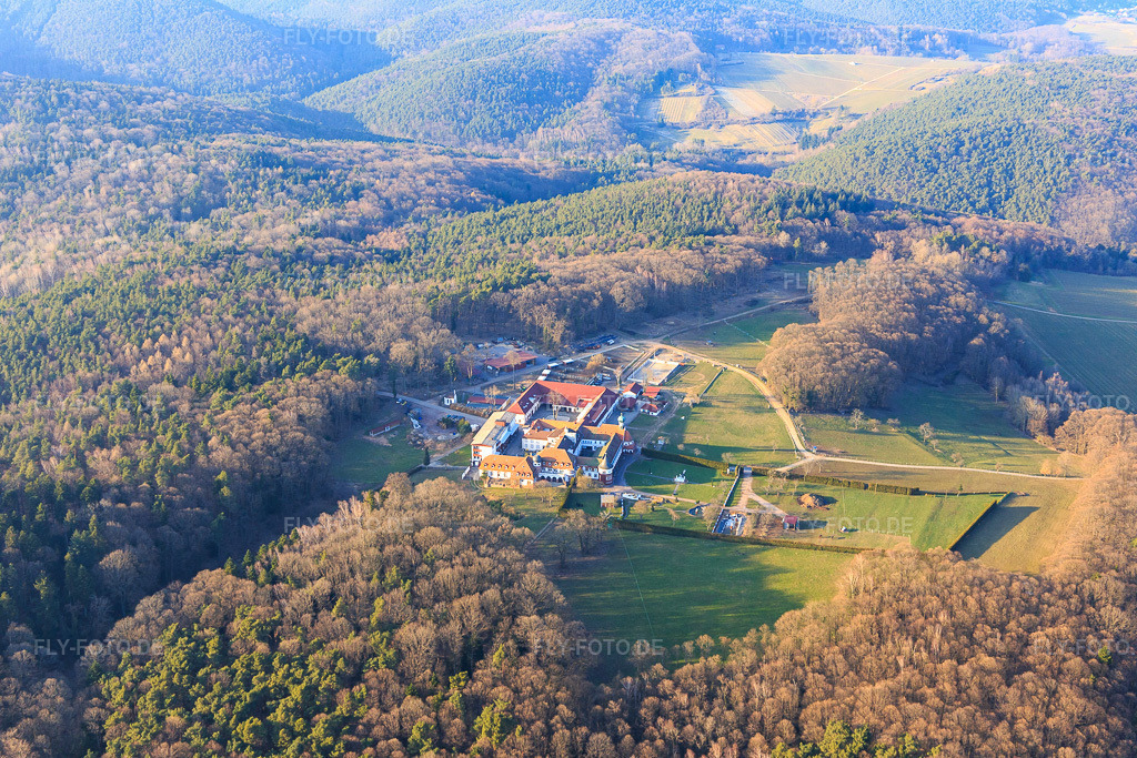 Luftbild: Pferdepension im Kloster Liebfrauenberg in Bad Bergzabern im Bundesland Rheinland-Pfalz in Deutschland. Foto: IMG_105079.jpg vom 24.03.2018 durch Werner Riehm/FLY-FOTO.de