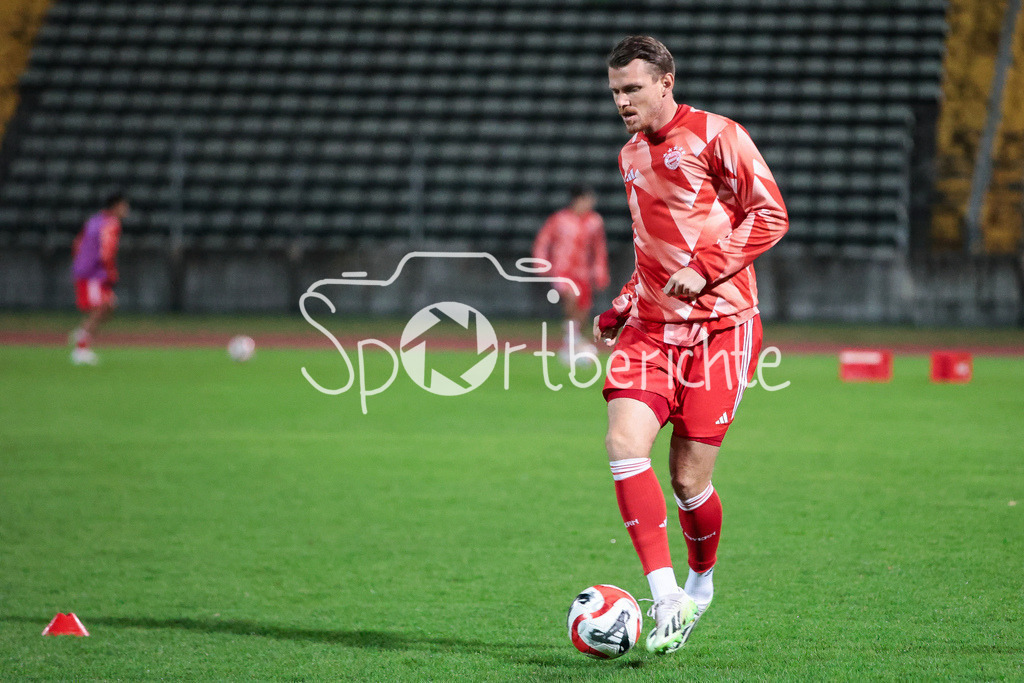 FC Augsburg II - FC Bayern Amateure | Steve BREITKREUZ (FCB #26) beim warmmachen vor der Partie in Augsburg