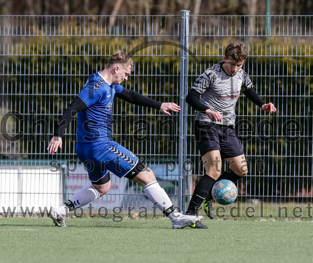 2024-02-24_036_FC_Langengeisling_II_gegen_SG_Reichenkirchen | Erding, Deutschland, 24.02.2024:
Fußball, Kreisklasse 2023 / 2024, Testspiel, FC Langengeisling II gegen SG Reichenkirchen, Endergebnis: 7:1

Jonas Hennig (FC Langengeisling, #5), Florian Angermaier (SG Reichenkirchen, #11)

Foto: Christian Riedel / fotografie-riedel.net