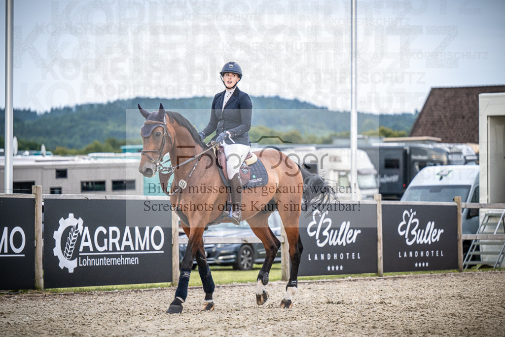 DOS_7571 | Entdecke hochwertige Reitturnierfotos von Foto Oger. Professionell, emotional und authentisch – jetzt Lieblingsmomente im Shop bestellen.Deutschlandweite Turnierfotografie. - Realisiert mit Pictrs.com