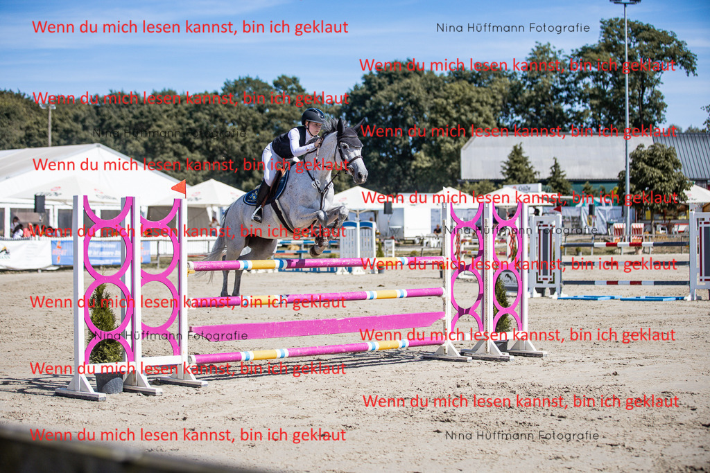 BK1A6877 | Turnierbilder Turnierfotos Nina Hüffmann Turnierfotografie Pferdefotografie Tierzeichnung Haustierzeichnung Pferdezeichnung Hundezeichnung Videograf  - Realisiert mit Pictrs.com