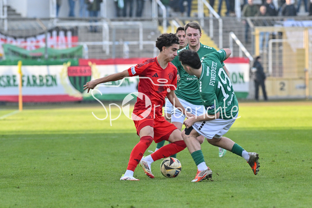 FC Bayern Amateure - 1. FC Schweinfurt 05 | im duell Adin LICINA (FC Bayern München II #7) und Nils Benedikt PIWERNETZ (FC Schweinfurt 19) / zweikampf / Regionalliga Bayern: FC Bayern Muenchen II - 1. FC Schweinfurt 1905, Gruenwalder Stadion am 22.02.2025