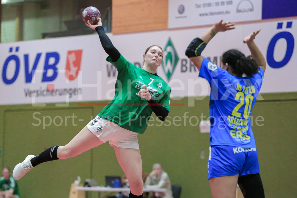 Handball, 2. Bundesliga Frauen, SV Werder Bremen - HC Leipzig | v.li.: Lena Thomas (SV Werder Bremen, 7) beim Wurf, am Ball, Spielszene, Aktion, Action, Sharleen Greschner (HC Leipzig, 20) mit dem Blockversuch, Block
