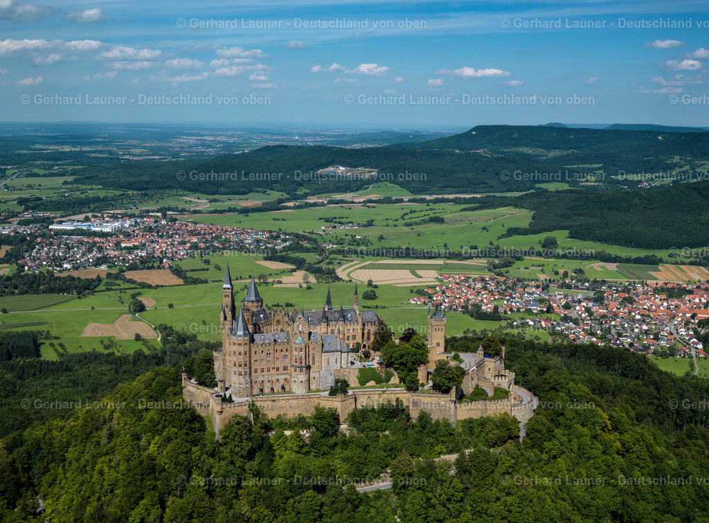 9200385 | BISINGEN 10.08.2010 Bergkuppe mit der Burg Hohenzollern, dem Stammsitz des preußischen Königshauses und der Fürsten von Hohenzollern bei Bisingen in Baden-Württemberg. Einschränkung: Nur für redaktionelle Nutzung freigegeben ! // Hohenzollern Castle, the ancestral home of the Prussian royal family and the princes of Hohenzollern in Bisingen in Baden-Wurttemberg. Restriction: Editorial use only !   www.burg-hohenzollern.com  Foto: Gerhard Launer
