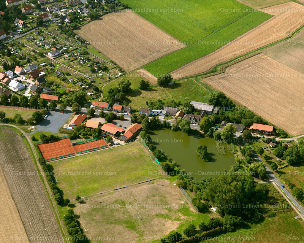 2638792 | FLACHSTöCKHEIM 23.08.2006 Landwirtschaftliche Nutzflächen und Feldgrenzen  umsäumen das Siedlungsgebiet des Dorfes in Flachstöckheim im Bundesland Niedersachsen, Deutschland // Agricultural land and field boundaries surround the settlement area of the village  in Flachstöckheim in the state Lower Saxony, Germany Foto: Gerhard Launer