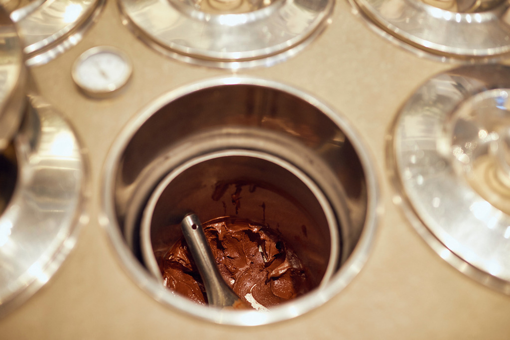 Gelateria la Romana | Wien, Austria - December 21, 2017: Gelateria la Romana.; Schokoladeeis in der Kühlbox. - Realisiert mit Pictrs.com