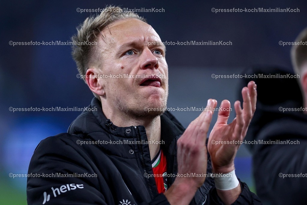 S0414032501066 | 14.03.2025, Fußball, FC Schalke 04 - Hannover 96, 2.. Fußball Bundesliga, 26. Spieltag, Veltins-Arena Gelsenkirchen, Saison 2024 2025: Glückliche Gesichter nach dem 2:1 Sieg für Hannover 96. Havard Nielsen (Hannover96 #16) freut sich nach dem Erfolg DFB regulations prohibit any use of photographs as image sequences and or quasi-video.