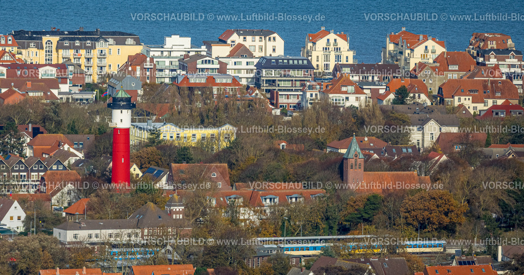 Friesland251106249Wangerooge-2 | Luftbild, rot-weißer Alter Leuchtturm und Inselmuseum im Zentrum, DB-Bahnhof und Inselsbahn,  evangelisch-lutherische Nikolai-Kirche, Wohngebiet und Blick zur Nordsee, Wangerooge, Norddeutschland, Ostfriesland, Niedersachsen, Deutschland