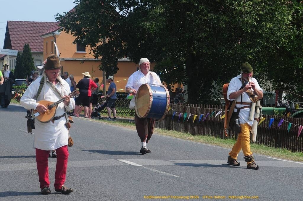 Geißmannsdorf-2026-Festumzug-074 | Festumzug in Geißmannsdorf bei Bischofswerda im Juni 2026. Fotografische Eindrücke und Momentaufnahmen vom Festumzug anläßlich des 800-jährigen Bestehens von Geißmannsdorf - mit Teilnehmern und Gästen, Strohpuppen und geschmückten Vorgärten und Grundstücken - Realisiert mit Pictrs.com