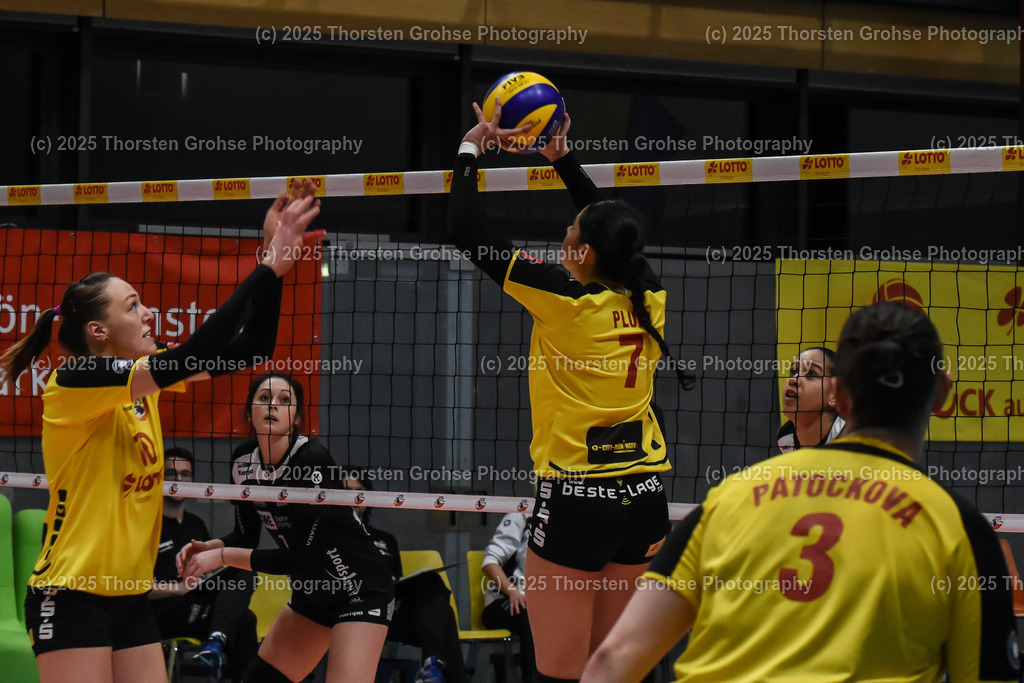 VBL VFB Suhl vs. SCHWARZ-WEISS Erfurt | (VFB Suhl) in Gelb, (Schwarz-Weiss Erfurt) in Schwarz; VBL VFB Suhl vs. SCHWARZ-WEISS Erfurt, Volleyball-Bundesliga Frauen am 17.02.2018 in der Multihalle in Meiningen, (Deutschland) - Realisiert mit Pictrs.com