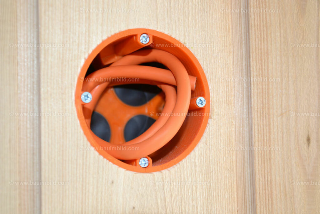 bib-lg17-elektroinstallation-0225 | Nach LV-Leistungsgruppen sortierte Detailfotos über den Bau eines Hauses. Alle Hausbau-Bilder direkt vom Urheber und Autor der Website Haus-Selber-Bauen.com