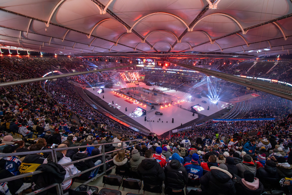 DEL, Deutsche Eishockey Liga Saison 2024/25, 27. Spieltag (Nachholspiel): DEL Winter Game Löwen Frankfurt gegen Adler Mannheim. 45.110 Zuschauer besuchten das Spiel im Deutsche Bank Park in Frankfurt | DEL, Deutsche Eishockey Liga Saison 2024/25, 27. Spieltag (Nachholspiel): DEL Winter Game Löwen Frankfurt gegen Adler Mannheim. 45.110 Zuschauer besuchten das Spiel im Deutsche Bank Park in Frankfurt - Realisiert mit Pictrs.com