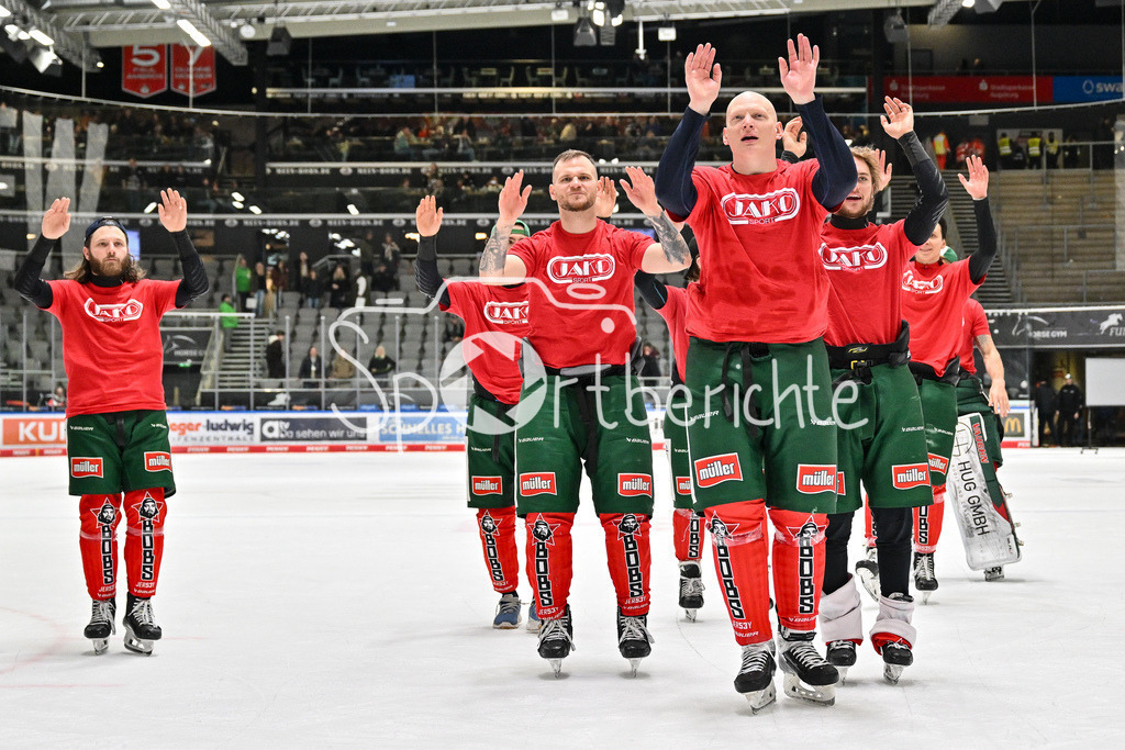 Augsburger Panther - Nürnberg Ice Tigers | Das Team der Augsburger Panther feiert zusammen mit den Fans den Heimsieg gegen Nuernberg / DEL: Augsburger Panther - Nuernberg Ice Tigers, Curt Frenzel Stadion am 06.12.2024