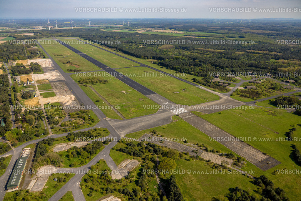 Niederkruechten240403251ehemaligerRAF-FlughafenBrueggen | Luftbild, ehemaliger Militärflughafen in Niederkrüchten-Elmpt,
Flugplatz an der deutsch-niederländischen Grenze, Elmpter Wald Waldgebiet, Kauf von Verdion Projektentwickler und Logistikspezialist, Elmpt, Niederkrüchten, Rheinland, Nordrhein-Westfalen, Deutschland