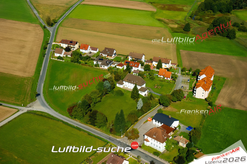 Die Luftaufnahme Neundorf - Mitwitz wurde vom UL-Flugzeug (keine Drohne) aus fotografiert.Hohe Druck- Auflösung-die Geschenkidee!