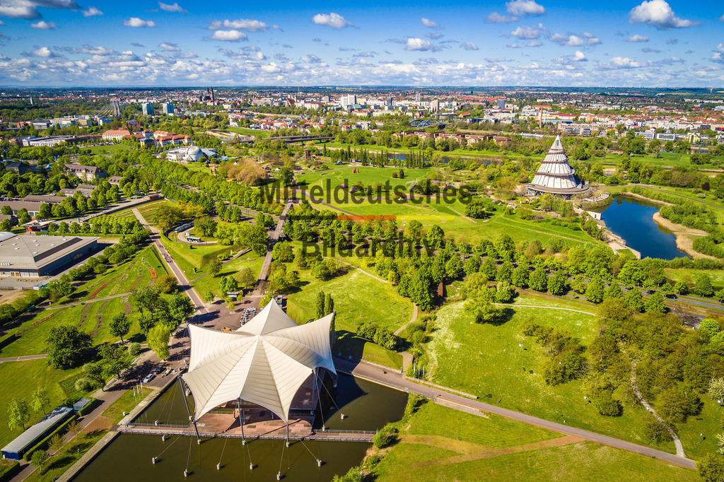 Luftbild Magdeburg Elbauenpark Seebühne Messegelände Jahrtausendturm-0026 | Luftbild von Magdeburg, Elbauenpark mit Seebühne auf dem Messegelände und Jahrtausendturm - Realisiert mit Pictrs.com