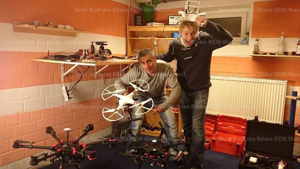 ich und Mathias im Keller mit Drohnen | Jede große Leidenschaft hat einmal ganz klein begonnen. Bei mir war das nicht auf einem Flugplatz und auch nicht mit einer fertigen Drohne – sondern im Keller. Viele Stunden zwischen Werkzeug, Lötzinn und unzähligen Einzelteilen.  Nicht immer funktionierte alles auf Anhieb, aber genau das gehörte dazu. Damals steckte die Drohnentechnik noch in den Kinderschuhen. Vieles musste selbst gebaut, angepasst oder verbessert werden. Jeder kleine Fortschritt war ein Erfolg und jede gelungene Flugminute machte Lust auf mehr.--- Rückblickend begann genau hier ein neues Kapitel meines Berufslebens. Aus den ersten selbstgebauten Komponenten entwickelte sich Schritt für Schritt meine Leidenschaft für die Luftbildfotografie. --- Dass ich viele Jahre später einmal fast ganz Sachsen-Anhalt aus der Luft fotografieren würde, hätten ich damals im Keller wohl beide nicht für möglich gehalten. Danke Matthias für das lustige Foto - Realisiert mit Pictrs.com
