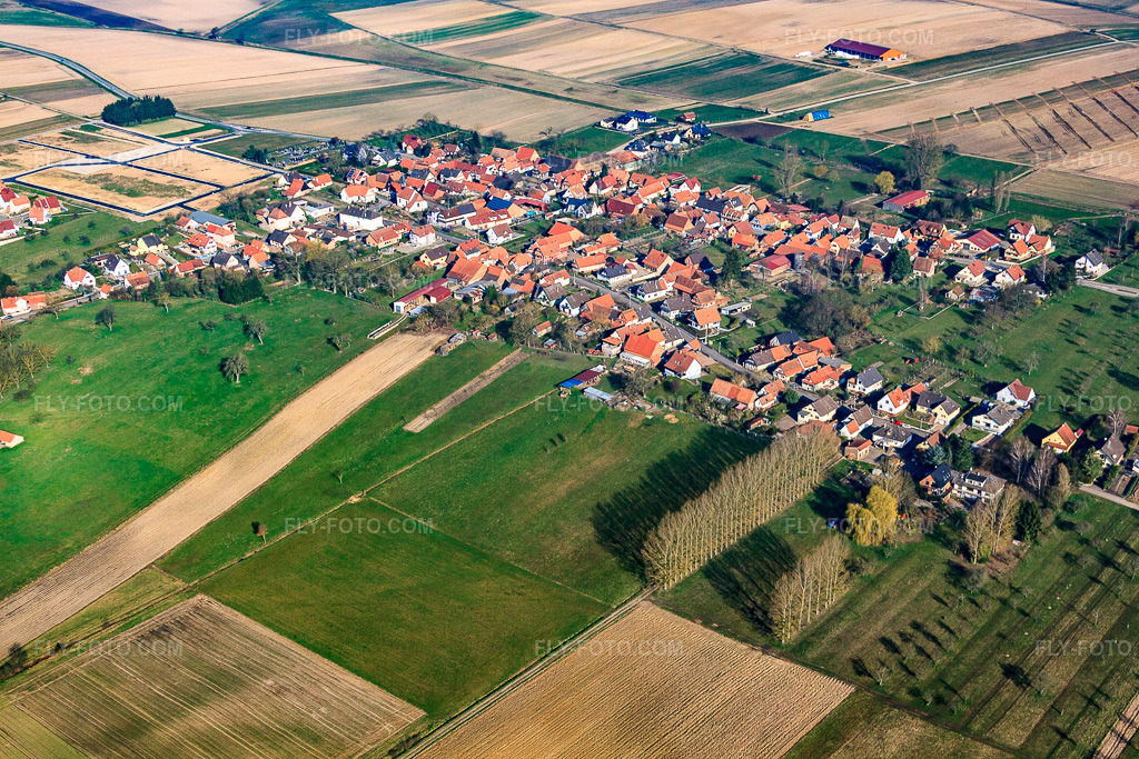 Aerial view: View of the town from the southeast in Betschdorf in the state Bas-Rhin, France. – Photo: IMG_62743.jpg taken on 03/09/2014 by Werner Riehm/FLY-FOTO.com – Resolution of the original: 4752 x 3168 px