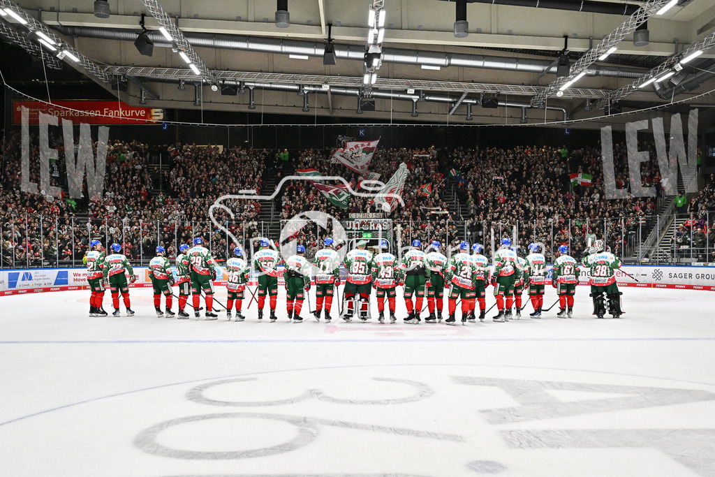 Augsburger Panther - Nürnberg Ice Tigers | Das Team der Augsburger Panther feiert zusammen mit den Fans den Heimsieg gegen Nuernberg / DEL: Augsburger Panther - Nuernberg Ice Tigers, Curt Frenzel Stadion am 06.12.2024