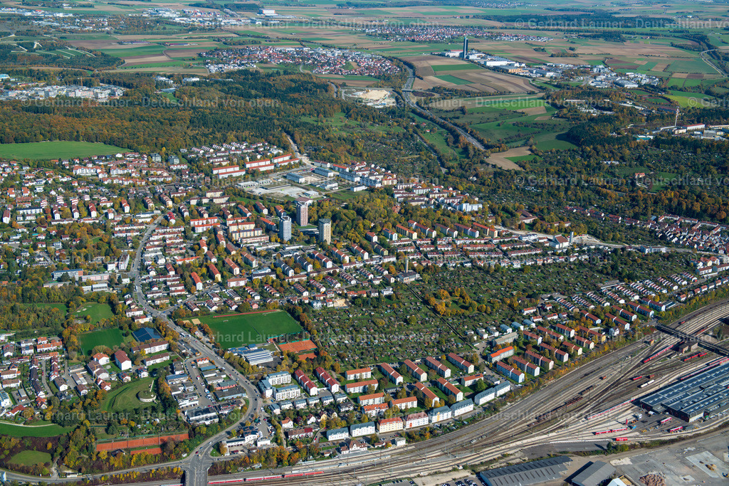 3703762 | THALFINGEN 13.10.2017 Stadtrand und Außenbezirks- Wohngebiete  in Thalfingen im Bundesland Baden-Württemberg, Deutschland // Outskirts residential  in Thalfingen in the state Baden-Wuerttemberg, Germany Foto: Gerhard Launer