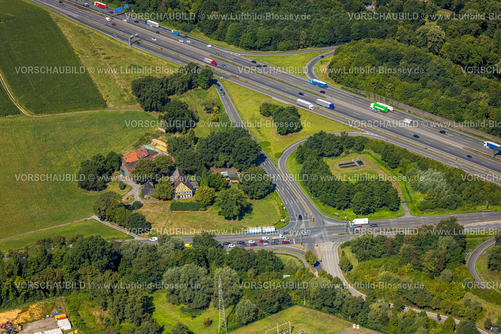Gladbeck250800208 | Luftbild, Landwirtschaftlicher Betrieb Pelkumer Straße, Fachwerkhaus und Fenster mit grünen Fensterläden,, an der Autobahn A2 mit Anschlussstelle Essen/Gladbeck, Butendorf, Gladbeck, Ruhrgebiet, Nordrhein-Westfalen, Deutschland