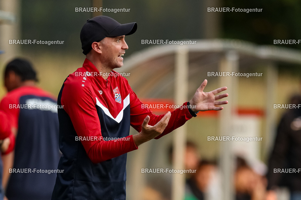 1_KFCWAT_20250723_0704.JPG -  - KFC Uerdingen - SG Wattenscheid 09 - Testspiel | Krefeld, Deutschland, 23.07.25: Trainer Julian Stöhr (KFC Uerdingen) gestikuliert, Gestik waehrend des Testspiel Spiels zwischen KFC Uerdingen - SG Wattenscheid 09 in der Covestro Sportpark am 23. July 2025 in Krefeld, Deutschland. (Foto von Stefan Brauer/Brauer-Fotoagentur)