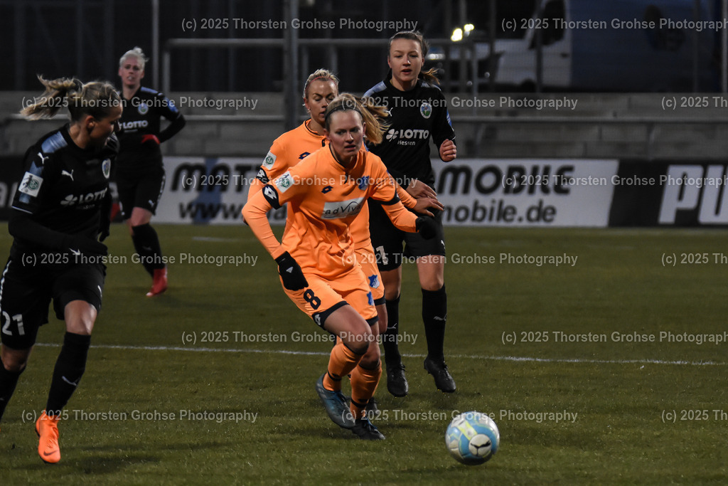 Fussball-BL Frauen 1. FFC Frankfurt vs. TSG 1899 Hoffenheim | Crnogorcevic Ana-Maria #21 (1.FFC Frankfurt), Maximiliane Rall #8 (TSG 1899 Hoffenheim); Fussball-BL Frauen 1. FFC Frankfurt vs. TSG 1899 Hoffenheim, Fussball-Bundesliga Frauen am 24.02.2018 im Stadion am Brentanobad in Frankfurt/Main, (Deutschland) - Realisiert mit Pictrs.com
