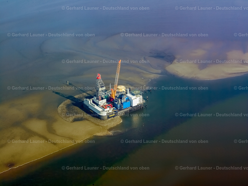 2581221 | DITHMARSCHEN 2005 Blick auf das Ölfeld Mittelplate mit der gleichnamigen Bohr- und Förderinsel Mittelplate A der RWE und der Wintershall Holding GmbH in der Nordsee im Bundesland Schleswig-Holstein.