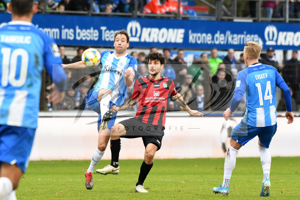 20200201_MEPCHE_0036 | Fußball, Herren: Steffen Puttkammer (SV Meppen) und Philipp Hosiner (Chemnitzer FC) im Zweikampf waehrend des Spiels der 3. Liga zwischen SV Meppen und Chemnitzer FC in der Haensch-Arena am 01.02.2020 in Meppen, Deutschland. DFB / DFL REGULATIONS PROHIBIT ANY USE OF PHOTOGRAPHS AS IMAGE SEQUENCES AND/OR QUASI-VIDEO. - Realisiert mit Pictrs.com