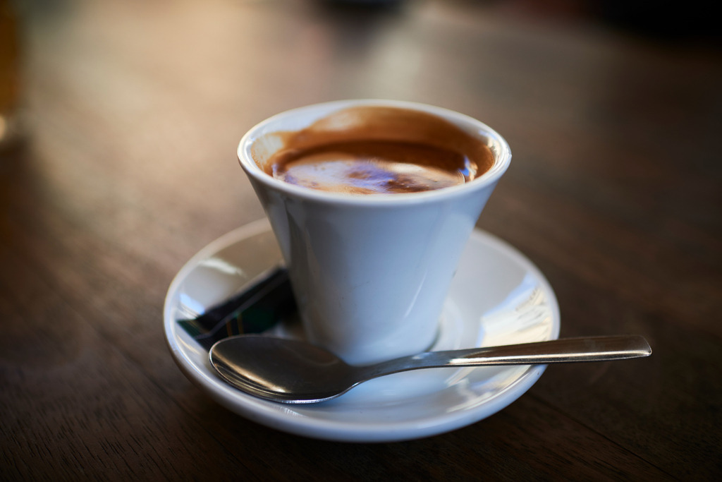 Tasse heisse Schokolade | Alaró, Spanien - December 29, 2013: Eine Tasse heisser Schokolade auf dem Tisch stehend. - Realisiert mit Pictrs.com