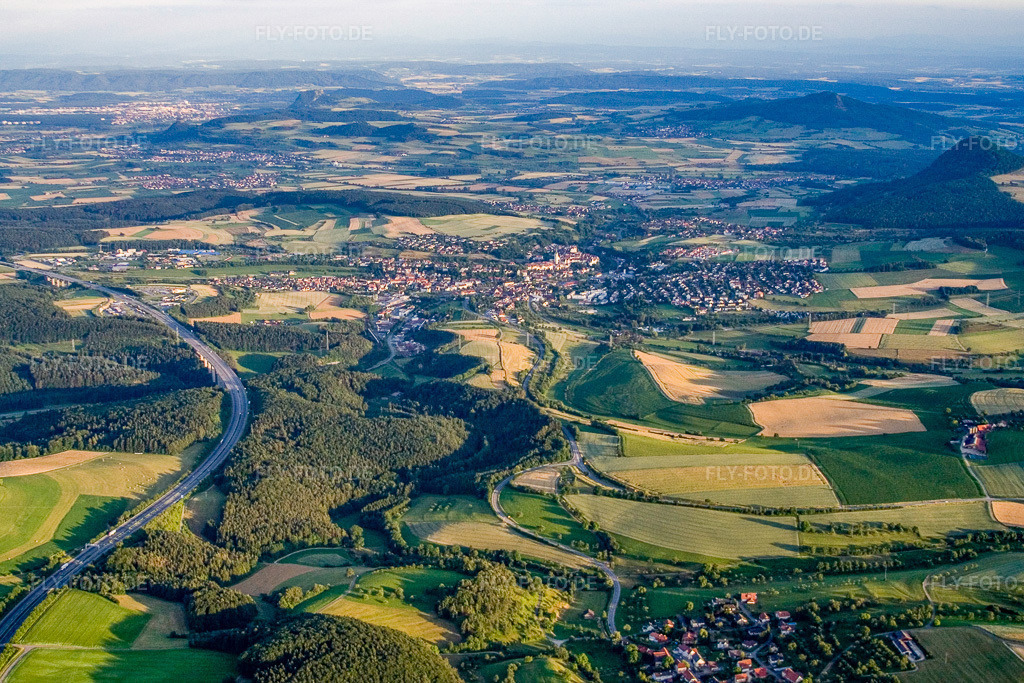 Luftbild: Ortschaft neben der A81 von Norden in Engen im Bundesland Baden-Württemberg in Deutschland. Foto: IMG_11405.jpg vom 04.07.2008 durch Werner Riehm/FLY-FOTO.de