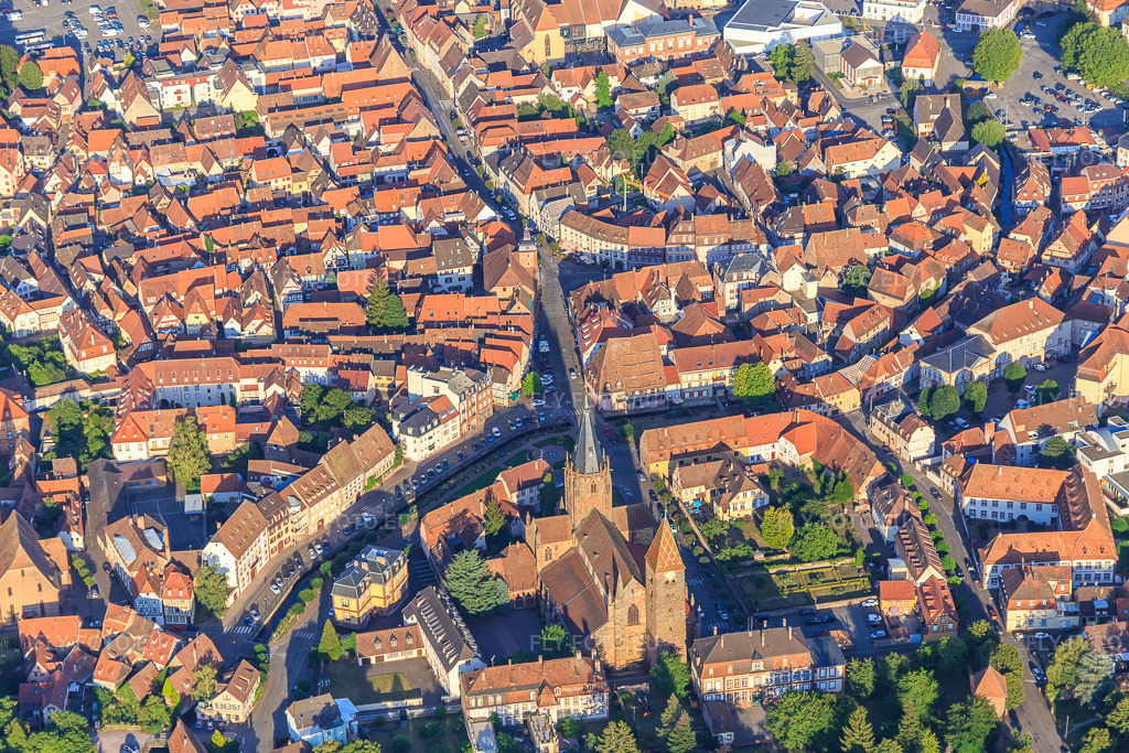 Vue aérienne: Vieille ville historique vue de l'est à Wissembourg dans le département Bas Rhin, France – .Photo: IMG_121000-2.jpg prise le 23/07/2020 par Werner Riehm/FLY-FOTO.eu – Résolution de l'original: 4981 x 3321 px