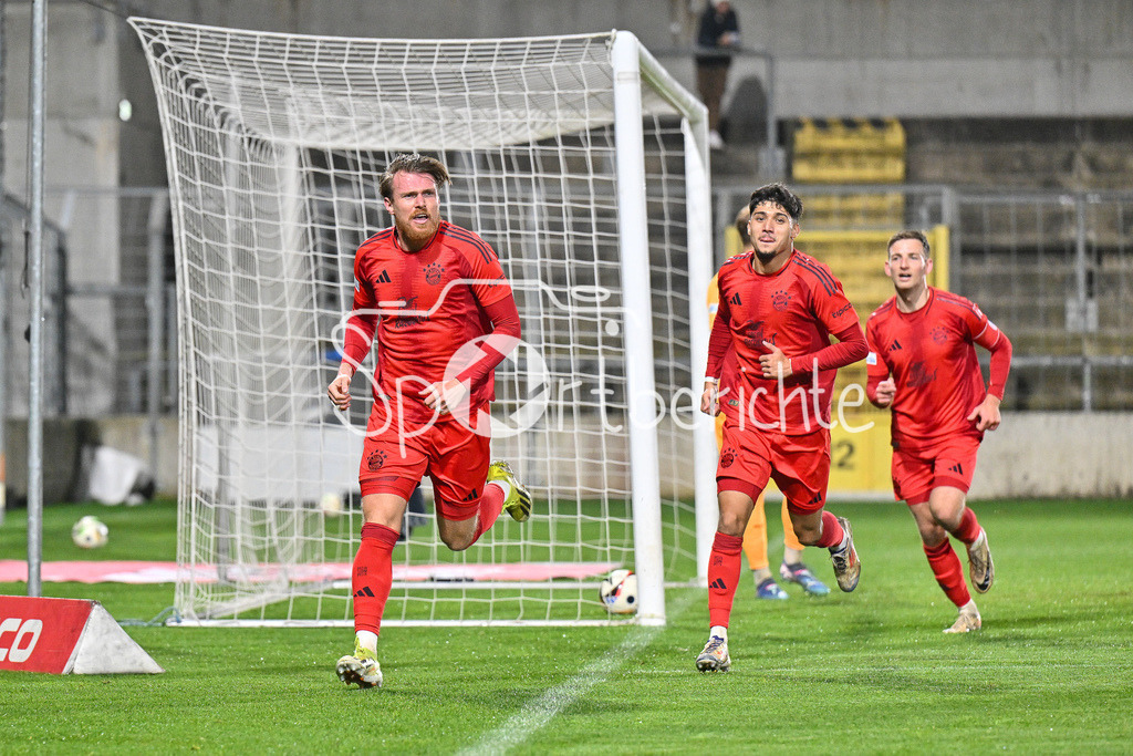 FC Bayern Amateure - SpVgg Greuther Fürth II | Jubel nach dem Treffer zum 1-0 durch Steve BREITKREUZ (FC Bayern München II #5) / Tor / Freude / Torschuetze / Regionalliga Bayern: FC Bayern Muenchen II - SpVgg Greuther Fuerth II, Gruenwalder Stadion am am 29.10.2024