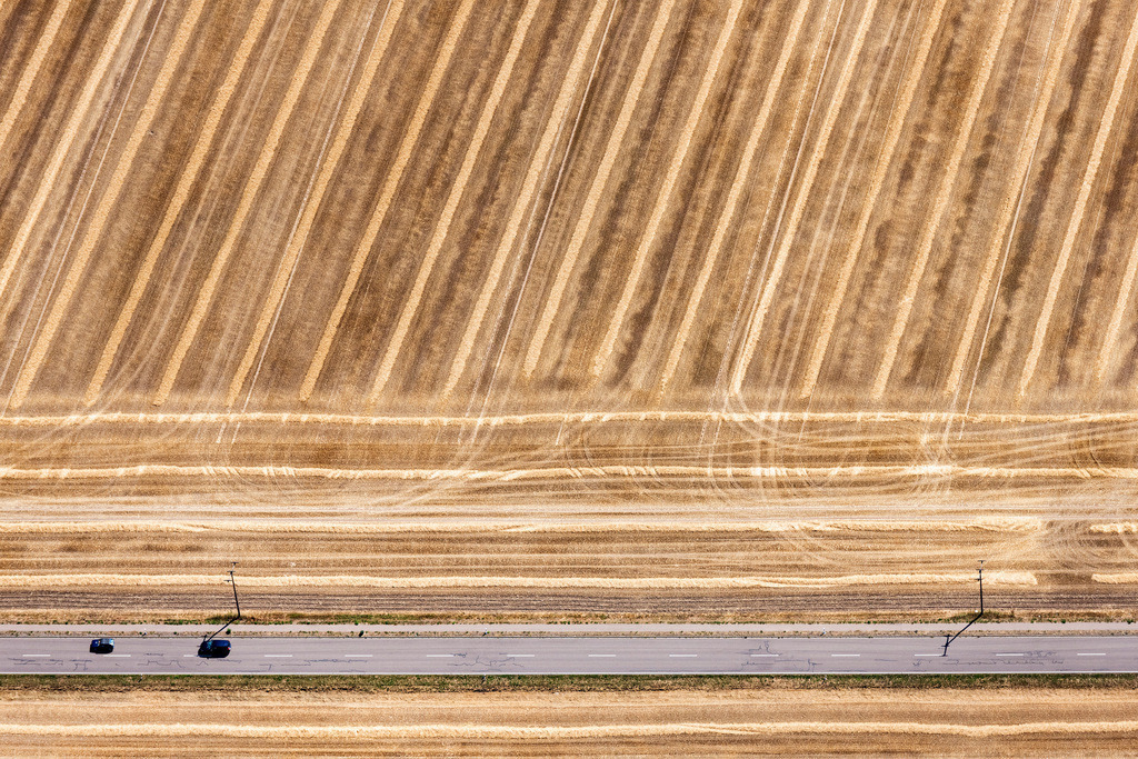 dr__0030301.jpg | WIEDEMAR 24.07.2019 Verlauf der Straßenführung entlang von abgeernteten Getreidefeldern in Wiedemar im Bundesland Sachsen, Deutschland. // Street - road guidance entlang von abgeernteten Getreidefeldern in Wiedemar in the state Saxony, Germany. Foto: Daniel Reiter