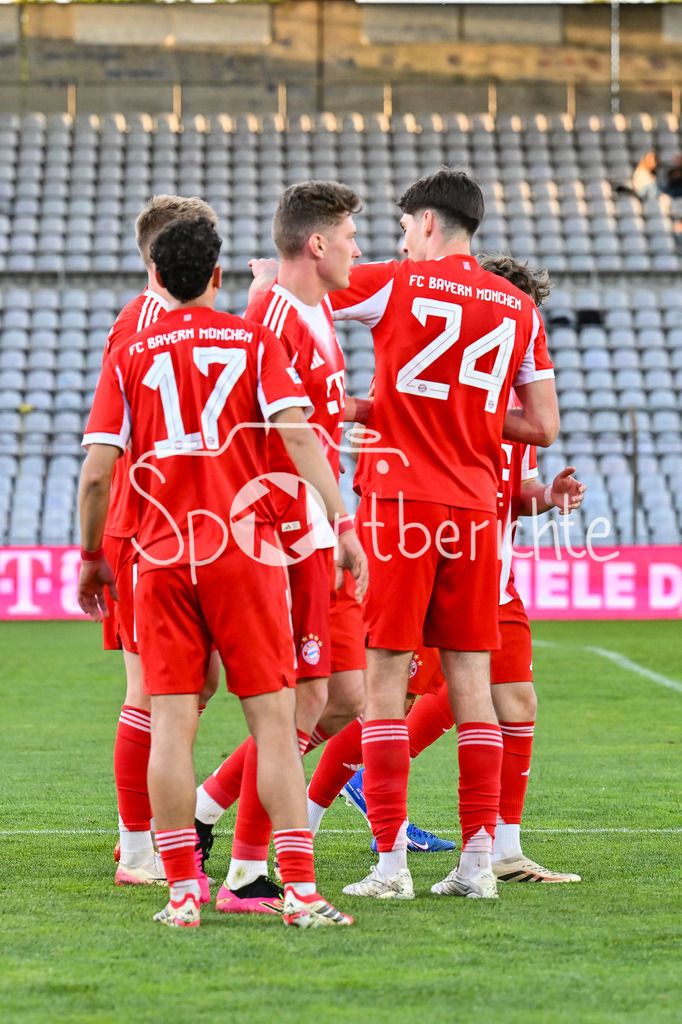 FC Bayern Amateure - TSV Aubstadt | MÜNCHEN, GERMANY - 24. APRIL: Jubel der Amateure nach dem Treffer zum 1-0 durch Anton HEINZ (FC Bayern München II 9) / Tor / Torschuetze / Freude / Happy während dem Match zwischen den Amateuren des FC Bayern und dem TSV Aubstadt am 31. Spieltag der Regionalliga Bayern im Grünwalder Stadion