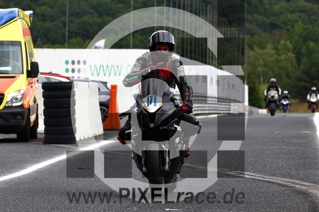 0033-20240727_05054 | Schöne Erinnerungen an spannende Momente - das festzuhalten ist unser Job. PIXELrace.de ist seit 2003 auf den Rennstrecken Europas unterwegs um die Action draußen beim Fahren und die wunderbare Stimmung imm Fahrerlager für euch einzufangen.