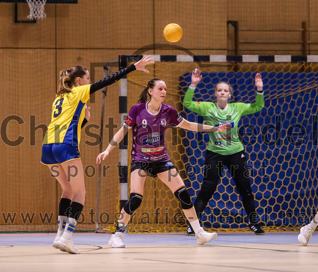 2025-02-15_061_SpVgg_Altenerding_gegen_MTV_Pfaffenhofen | Erding, Deutschland, 15.02.2025:Handball, Bezirksoberliga Frauen Altbayern 2024 / 2024, 14. Spieltag, SpVgg Altenerding gegen MTV Pfaffenhofen, Endergebnis: 27:23Lene Köhn (MTV Pfaffenhofen, #3), Julia Kranich (SpVgg Altenerding, #9), Torfrau Hanna Obermair (SpVgg Altenerding, #1)Foto: Christian Riedel / fotografie-riedel.net