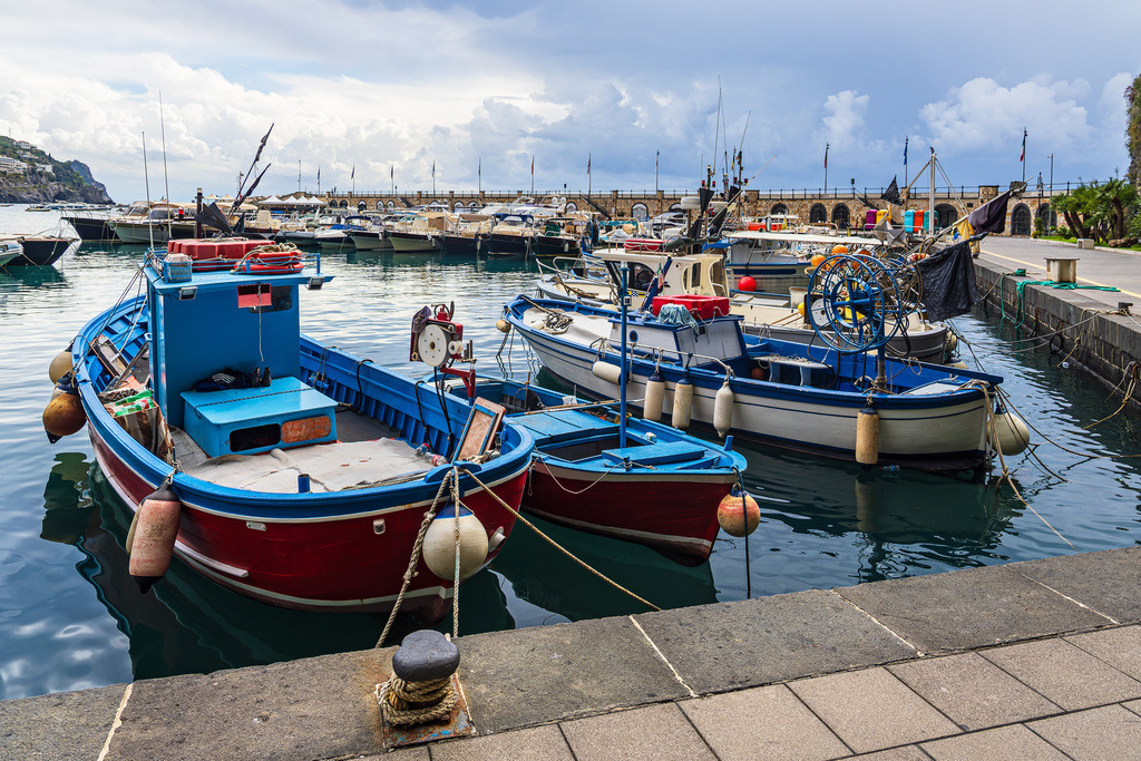 Boote im Hafen von Maiori an der Amalfiküste in Italien | Boote im Hafen von Maiori an der Amalfiküste in Italien.