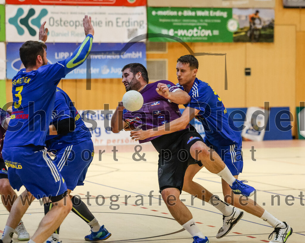 2024-10-13_073_SpVgg_Altenerding_gegen_SSG_Metten | Erding, Deutschland, 13.10.2024:Handball, Bezirksoberliga Männer 2024 / 2025, 4. Spieltag, SpVgg Altenerding gegen SSG Metten, Endergebnis: 40:22Jan Matousik (SSG Metten, #3), Christian Loris (SpVgg Altenerding, #11), Patrick Sigl (SSG Metten, #99)Foto: Christian Riedel / fotografie-riedel.net
